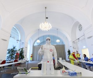 epa08987263 Health care workers at a COVID-19 test center in the Orangery of the Schoenbrunn Palace in Vienna, Austria, 03 February 2021 (issued 04 February 2021).  EPA/CHRISTIAN BRUNA