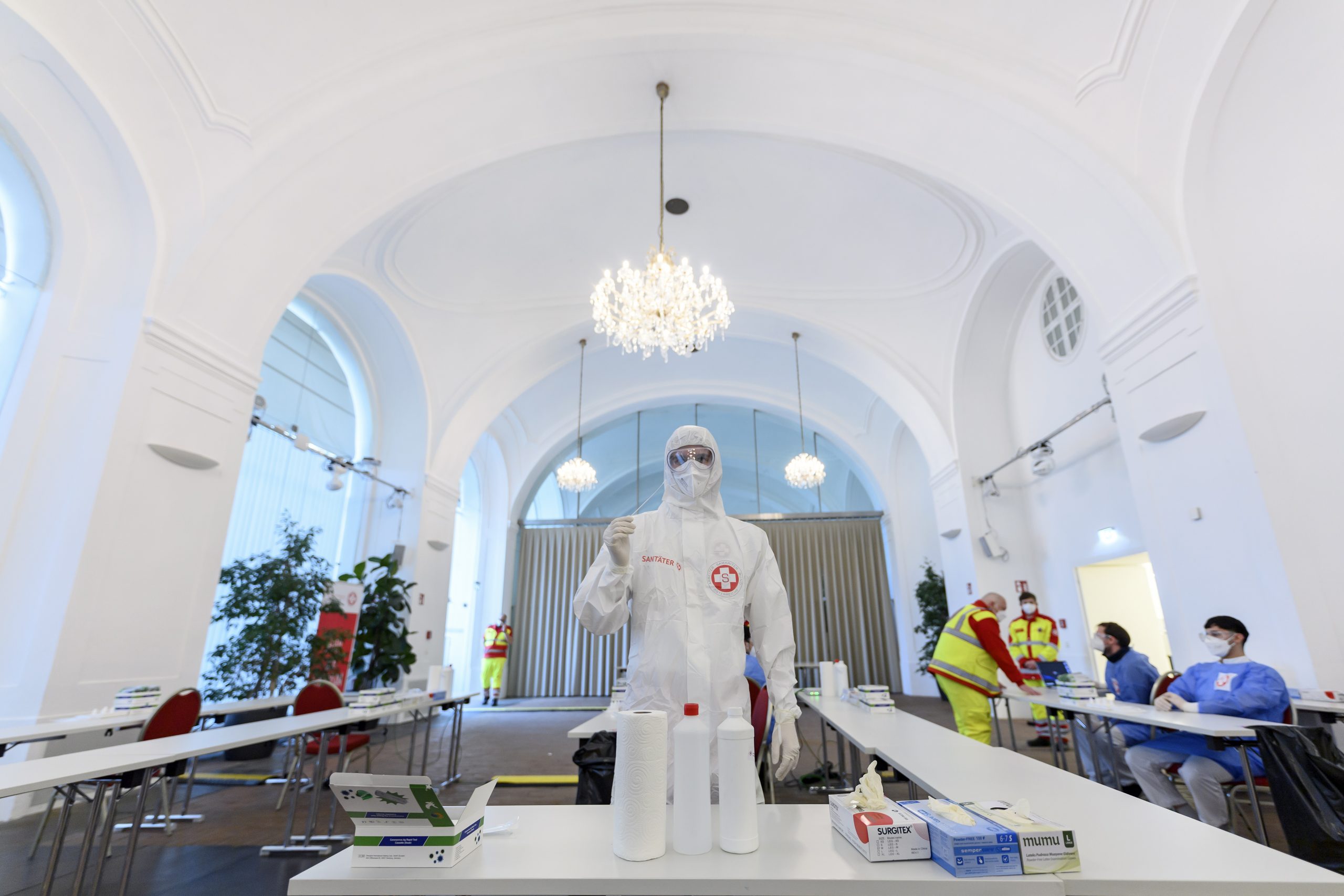 epa08987263 Health care workers at a COVID-19 test center in the Orangery of the Schoenbrunn Palace in Vienna, Austria, 03 February 2021 (issued 04 February 2021).  EPA/CHRISTIAN BRUNA