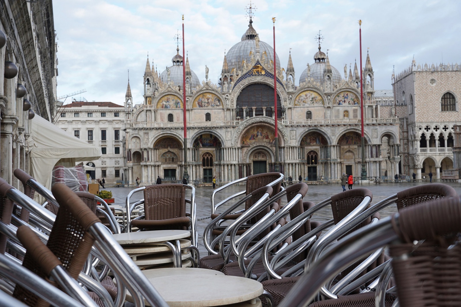 epa08980157 Closed bars, even though the Veneto Region is in the 'yellow zone' in Venice during the second wave of the Covid-19 Coronavirus pandemic in Venice, Italy, 01 February 2021.  EPA/ANDREA MEROLA