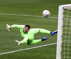 epaselect epa08991981 Real Madrid's goalkeeper Thibaut Courtois reacts as he concedes the 1-0 lead during a Spanish LaLiga soccer match between SD Huesca and Real Madrid at El Alcoraz stadium in Huesca, Aragon, Spain, 06 February 2021.  EPA/JAVIER CEBOLLADA