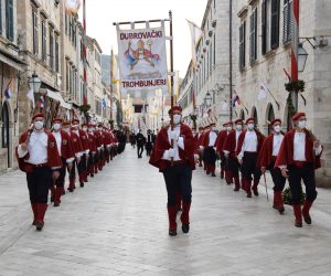 Dubrovnik, 07.02.2021. - U sklopu 1049. Feste sv. Vlaha u nedjelju ujutro održano je hodočašće, procesija s gradskim barjacima na Goricu svetog Vlaha, gdje je svetu misu predvodio župnik Župe sv. Križa Gruž fra Mihovil Žuljević Mikas. foto HINA/ Baldo MARUNČIĆ/ ml