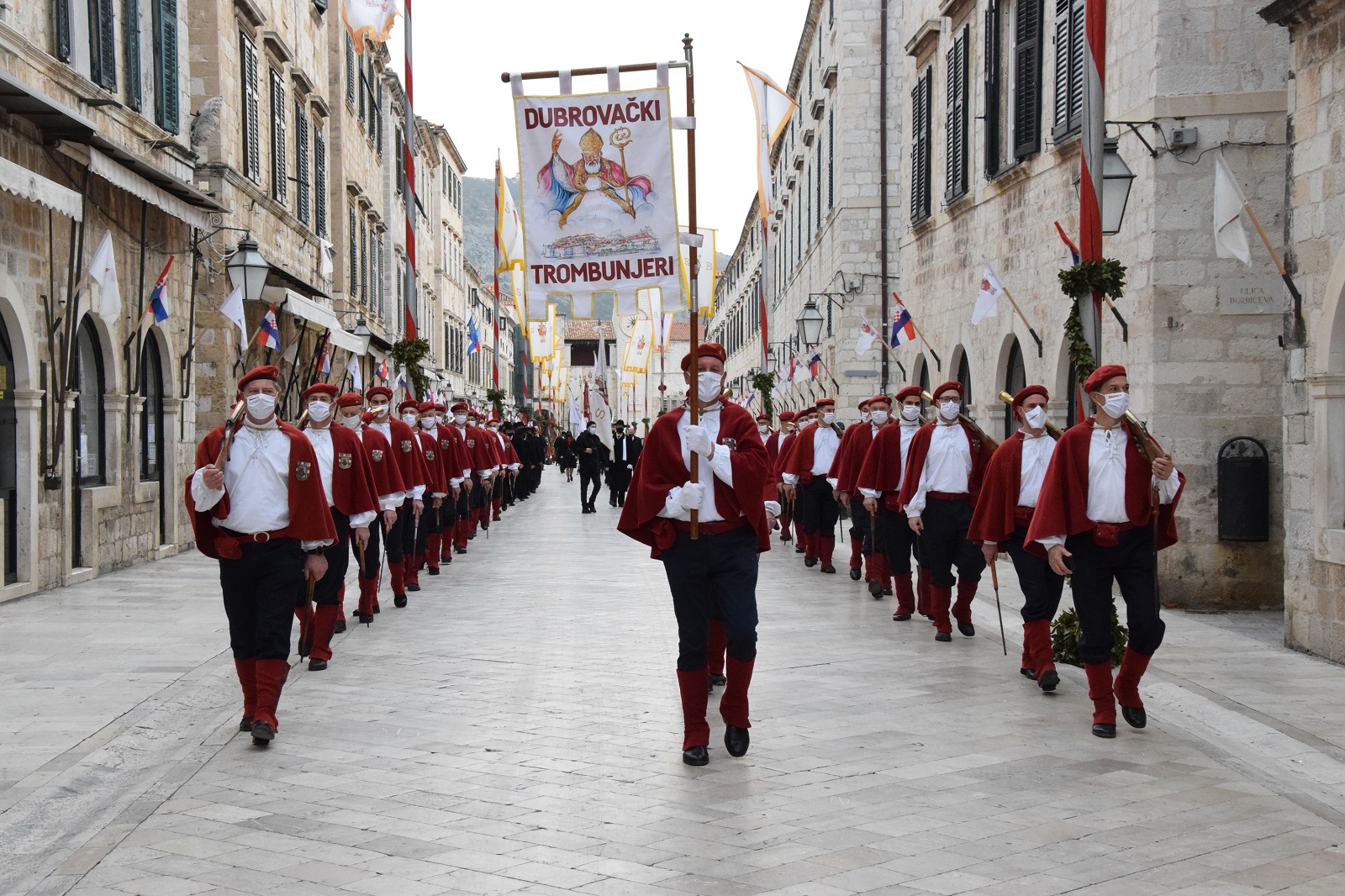Dubrovnik, 07.02.2021. - U sklopu 1049. Feste sv. Vlaha u nedjelju ujutro održano je hodočašće, procesija s gradskim barjacima na Goricu svetog Vlaha, gdje je svetu misu predvodio župnik Župe sv. Križa Gruž fra Mihovil Žuljević Mikas. foto HINA/ Baldo MARUNČIĆ/ ml