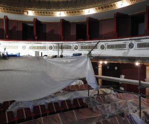 Varadin, 10.2.2021.- Grad Varadin i Ministarstvo kulture u prethodne su èetiri godine u obnovu zgrade Hrvatskog narodnog kazalita uloili èetiri milijuna kuna, a ove æe se uloiti jo jedan milijun, rekao je gradonaèelnik Ivan Èehok u srijedu pri obilasku radova na obnovi gledalita velike scene. 
foto HINA/ Sinia KALAJDIJA/ ua