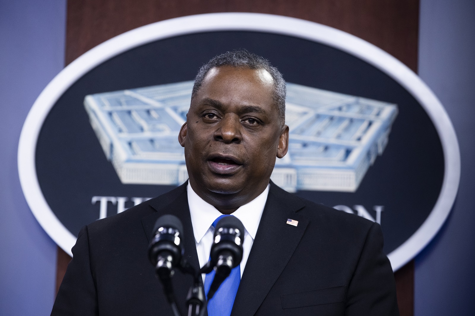 epa09002400 US Secretary of Defense Lloyd Austin delivers remarks to Department of Defense personnel, at the Pentagon in Arlington, Virginia, USA, 10 February 2021.  EPA/MICHAEL REYNOLDS / POOL