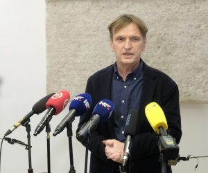 Zagreb, 11.02.2021 - Saborski zastupnik Vilim Matula dao je kratku izjavu o najavljenom popuštanju epidemioloških mjera.
Na fotografiji Vilim Matula.
foto HINA/ Edvard ŠUŠAK/ es