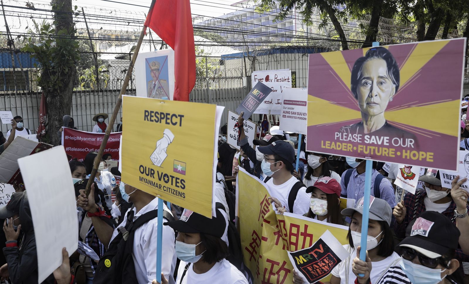 epa09005894 Demonstrators hold placards calling for the release of detained Myanmar State Counselor Aung San Suu Kyi during a protest against the military coup outside the Russian Embassy in Yangon, Myanmar, 12 February 2021. People continued to rally across the country despite orders banning mass gatherings and reports of increasing use of force by police against anti-coup protesters. Myanmar's military seized power and declared a state of emergency for one year after arresting State Counselor Aung San Suu Kyi and Myanmar president Win Myint in an early morning raid on 01 February.  EPA/LYNN BO BO