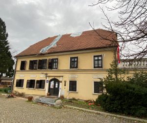 Sisak, 13.2.2021.- Prole godine su Siscia Jazz Club, kultno mjesto ne samo Siska veæ i cijele hrvatske jazz scene, zadesile dvije tragedije - odlazak jazz velikana Damira Kukuruzoviæa i potres koji nije potedio ni prostorije kluba. Zgrada Malog Kaptola u kojoj se nalazio sam klub, dobila je crvenu oznaku neuporabljivosti. 
foto HINA/ Klara BERDAIS/ ua