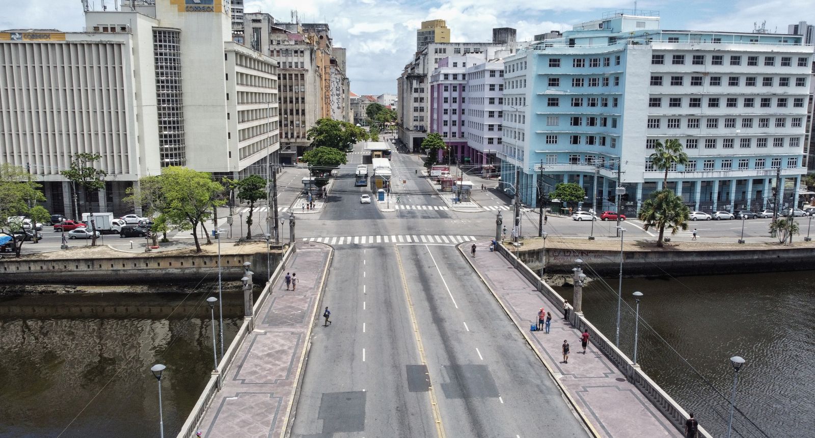 epa09010632 An aerial view of the traditional concentration point of Galo da Madrugada carnival, now empty in Recife, Brazil, 13 February 2021. Tthe festivities of the traditional Galo da Madrugada, which since 1994 holds the Guinness Record as the largest carnival party in the world with more than two million people, were canceled this year due to the coronavirus pandemic. The Brazilian Northeast region, famous for its massive celebrations during Carnival season and the arrival of tourists, felt the effects of the Covid-19 restrictions.  EPA/Diego Nigro