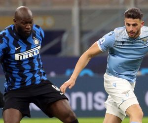 epa09013072 Inter Milan’s Romelu Lukaku (L) challenges for the ball with Lazio’s Wesley Hoedt during the Italian Serie A soccer match between FC Inter  and SS Lazio at Giuseppe Meazza stadium in Milan, Italy, 14 February 2021.  EPA/MATTEO BAZZI