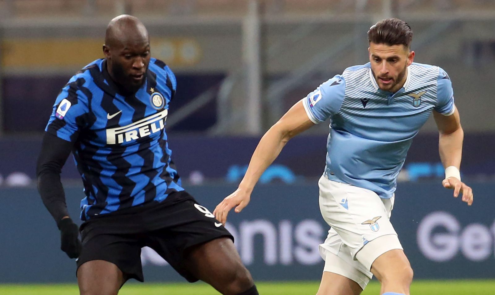 epa09013072 Inter Milan’s Romelu Lukaku (L) challenges for the ball with Lazio’s Wesley Hoedt during the Italian Serie A soccer match between FC Inter  and SS Lazio at Giuseppe Meazza stadium in Milan, Italy, 14 February 2021.  EPA/MATTEO BAZZI