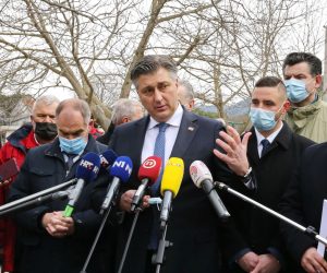 Kokoriæi, 16.02.2021 - Predsjednik Vlade Andrej Plenkoviæ boravio je u posjetu Splitsko-dalmatinskoj upaniji. Uz predsjednika Vlade su bili ministar mora, prometa i infrastrukture Oleg Butkoviæ i ministar znanosti i obrazovanja Radovan Fuchs. Svoj je posjet upaniji zapoèeo obilaskom poplavom oteæenoga vrgoraèkog naselja Kokoriæi. foto HINA/ Jure DIVIÆ/ ik
