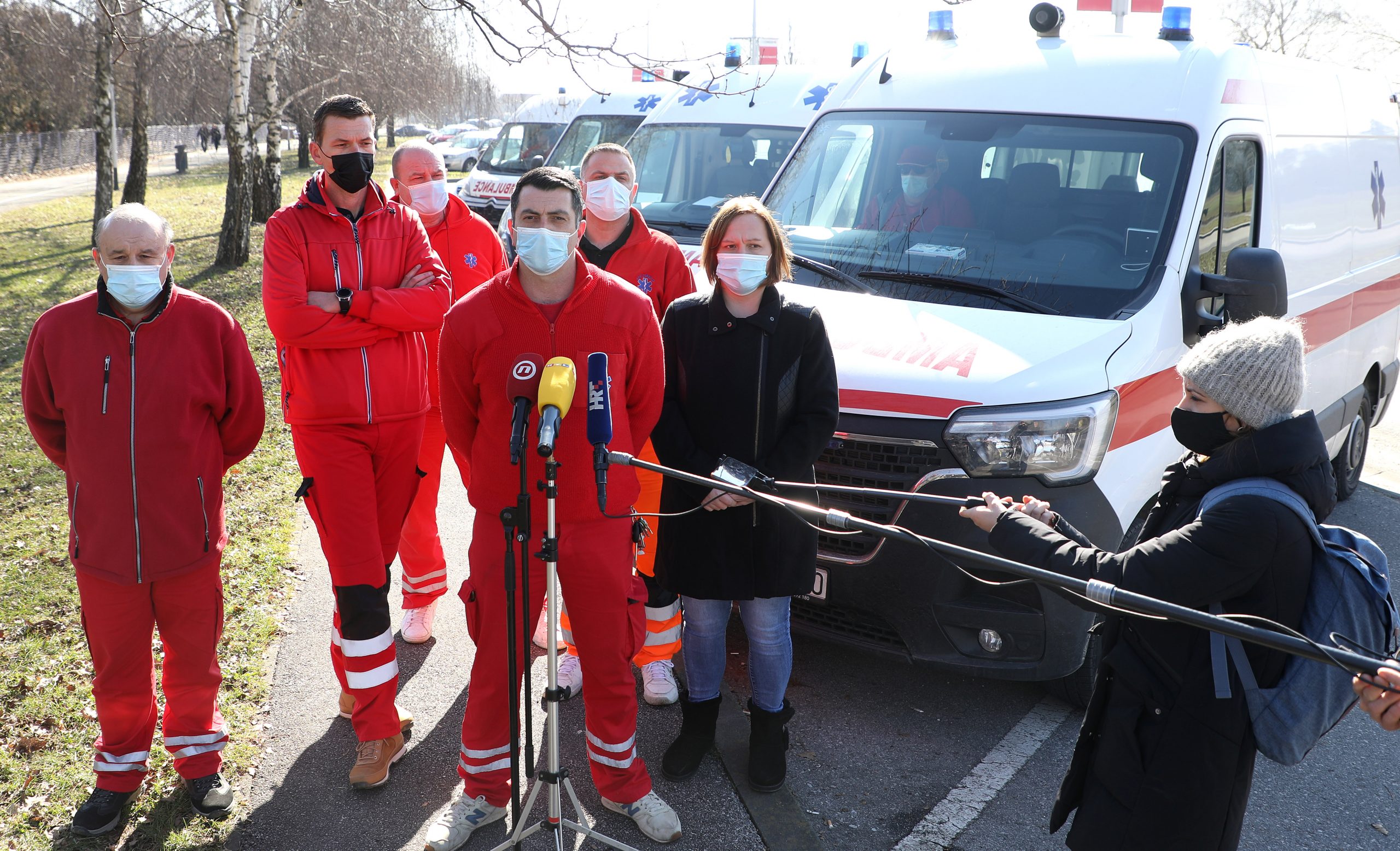 Zagreb, 16.2.2021. - Vie od 700 vozaèa saniteta od danas je u bijelom trajku. Na fotografiji Vladimir Marku, Boo Jakeliæ, Tomislav Cerovac, Marina Novakoviæ Mataniæ tijekom konferencije za medije. foto HINA/ Lana SLIVAR DOMINIÆ/ lsd
