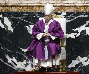 epa09017636 Pope Francis leads Catholics into Lent with the Ash Wednesday mass at St. Peter's Basilica at the Vatican, 17 February 2021.  EPA/GUGLIELMO MANGIAPANE / POOL