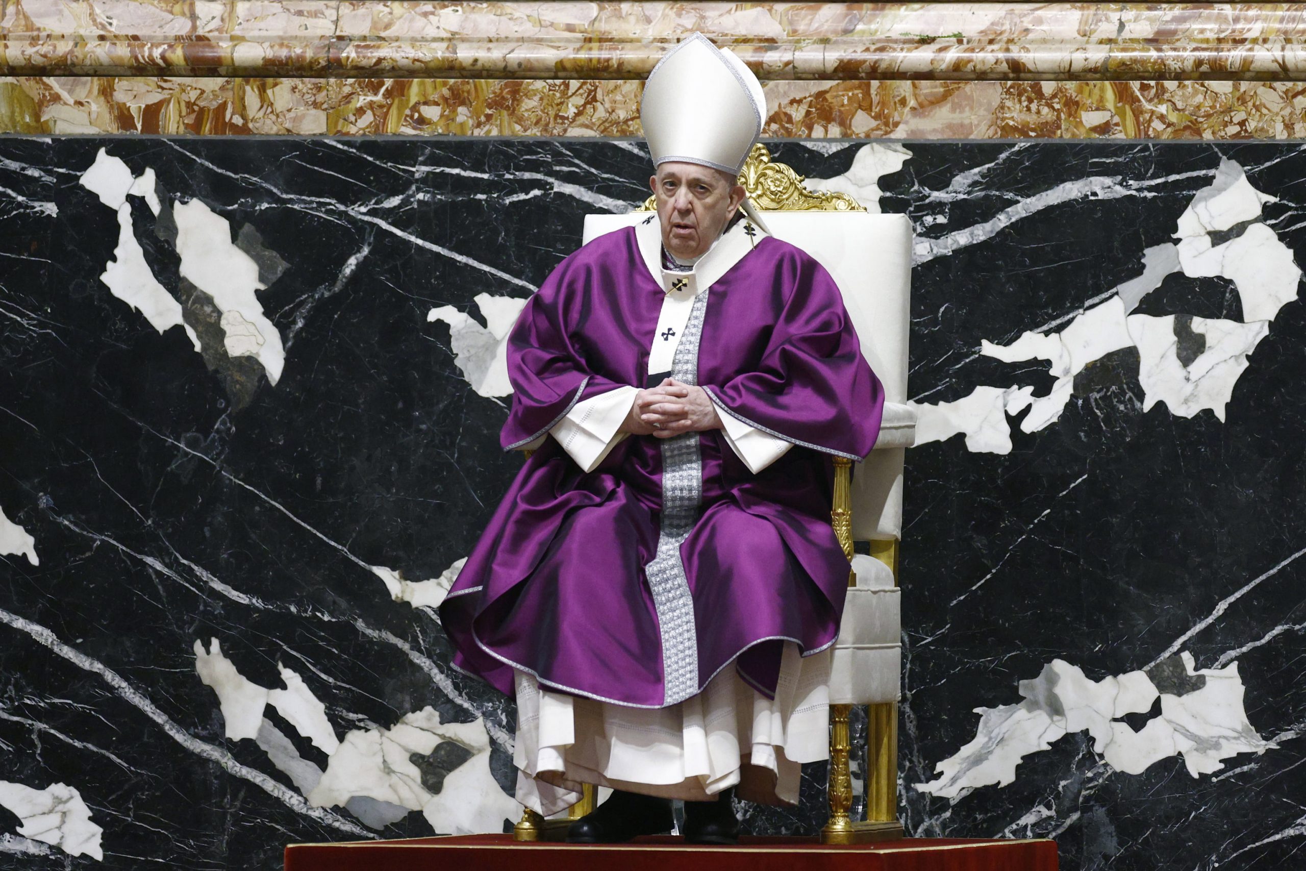 epa09017636 Pope Francis leads Catholics into Lent with the Ash Wednesday mass at St. Peter's Basilica at the Vatican, 17 February 2021.  EPA/GUGLIELMO MANGIAPANE / POOL