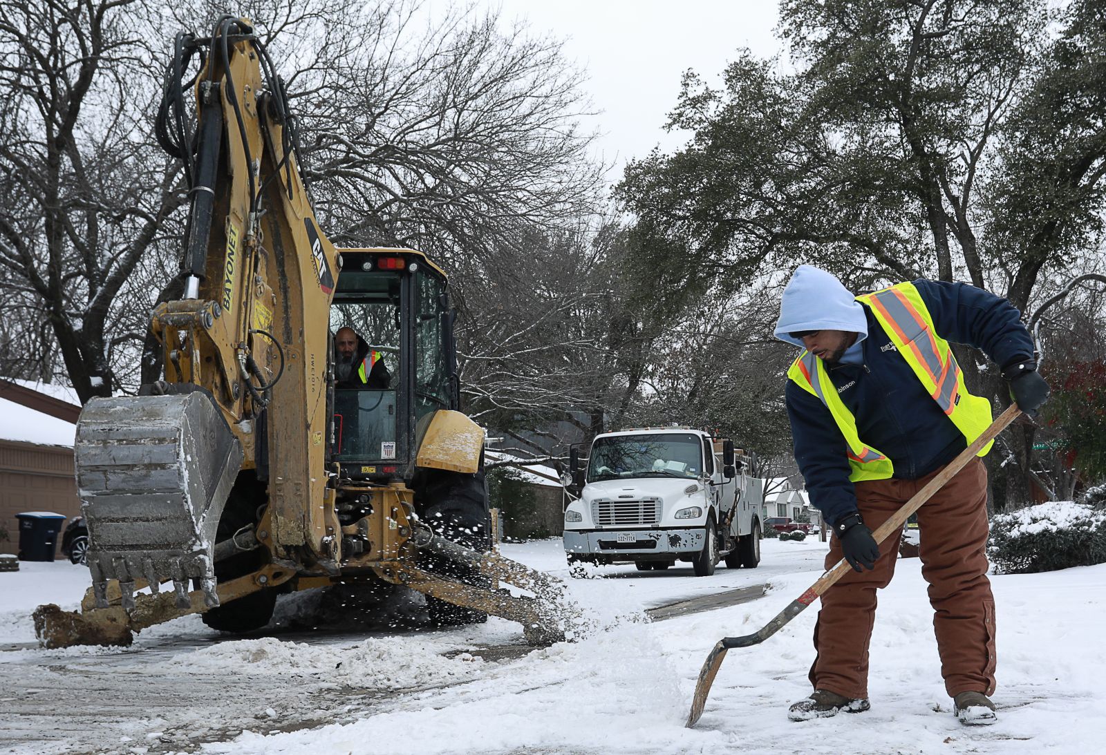 epa09020023 The Fort Worth Water department is dealing with large amount of water main breaks, 57 on Wednesday morning alone with more expected as the area begins to thaw, in Fort Worth, Texas, USA on 17 February 2021. Snow and cold weather have blanketed North Texas for the fourth day in unseasonably cold weather with overnight temperatures at -10 degrees celsius.  EPA/Ralph Lauer