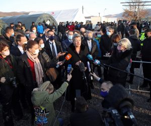 Lipa, Bosna i Hercegovina, 18.02.2021 - Povjerenica EK za unutarnje poslove Ylva Johansson u pratnji ministra sigurnosti BiH Selma Cikotica posjetila je izbjeglicki kamp Lipa u blizini Bihaca. Na slici povjerneica Ylva Johansson dala je izjavu za medije tijekom tijekom posjete kampu.
foto HINA/ Damir SENCAR/ ds