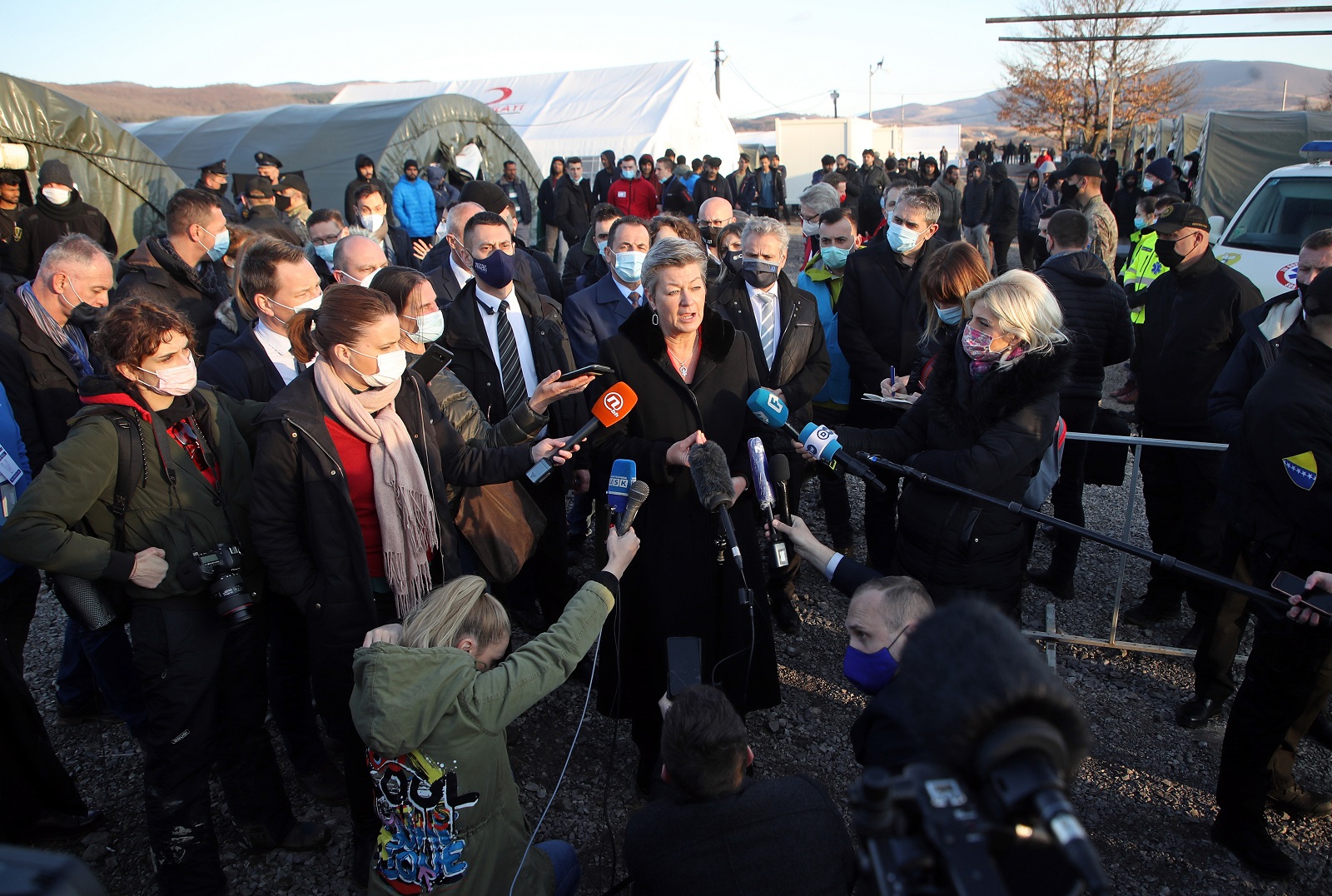 Lipa, Bosna i Hercegovina, 18.02.2021 - Povjerenica EK za unutarnje poslove Ylva Johansson u pratnji ministra sigurnosti BiH Selma Cikotica posjetila je izbjeglicki kamp Lipa u blizini Bihaca. Na slici povjerneica Ylva Johansson dala je izjavu za medije tijekom tijekom posjete kampu.
foto HINA/ Damir SENCAR/ ds
