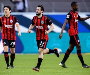 epa09026105 Frankfurt's Amin Younes (C) celebrates after scoring the 2-0 lead during the German Bundesliga soccer match between Eintracht Frankfurt and Bayern Muenchen in Frankfurt, Germany, 20 February 2021.  EPA/RONALD WITTEK / POOL CONDITIONS - ATTENTION: The DFL regulations prohibit any use of photographs as image sequences and/or quasi-video.