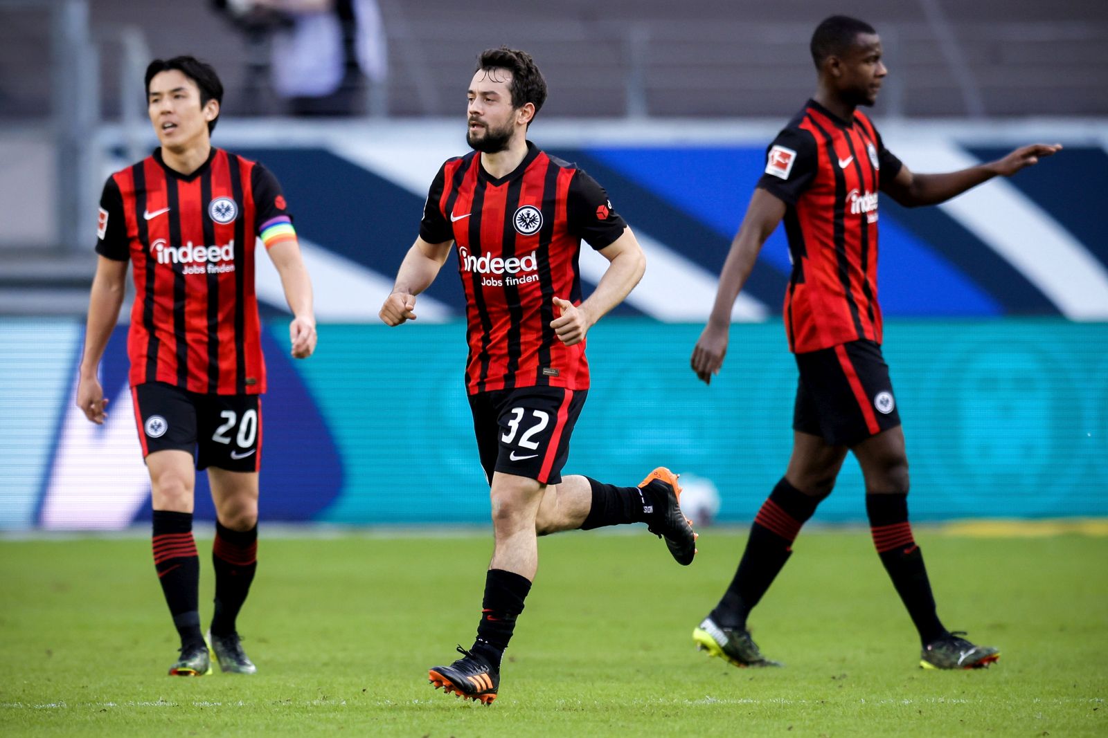 epa09026105 Frankfurt's Amin Younes (C) celebrates after scoring the 2-0 lead during the German Bundesliga soccer match between Eintracht Frankfurt and Bayern Muenchen in Frankfurt, Germany, 20 February 2021.  EPA/RONALD WITTEK / POOL CONDITIONS - ATTENTION: The DFL regulations prohibit any use of photographs as image sequences and/or quasi-video.