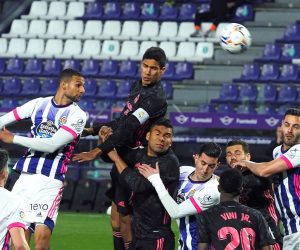 epa09026822 Real Madrid's Raphael Varane (C) in action during the Spanish La Liga soccer match between Real Valladolid and Real Madrid at Jose Zorrilla stadium in Valladolid, Spain, 20 February 2021.  EPA/R. GARCIA