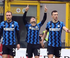epa09027992 Inter Milan’s Lautaro Martinez (C) celebrates after scoring his team's first goal during the Italian Serie A soccer match between AC Milan and FC Inter at Giuseppe Meazza stadium in Milan, Italy, 21 February 2021.  EPA/MATTEO BAZZI