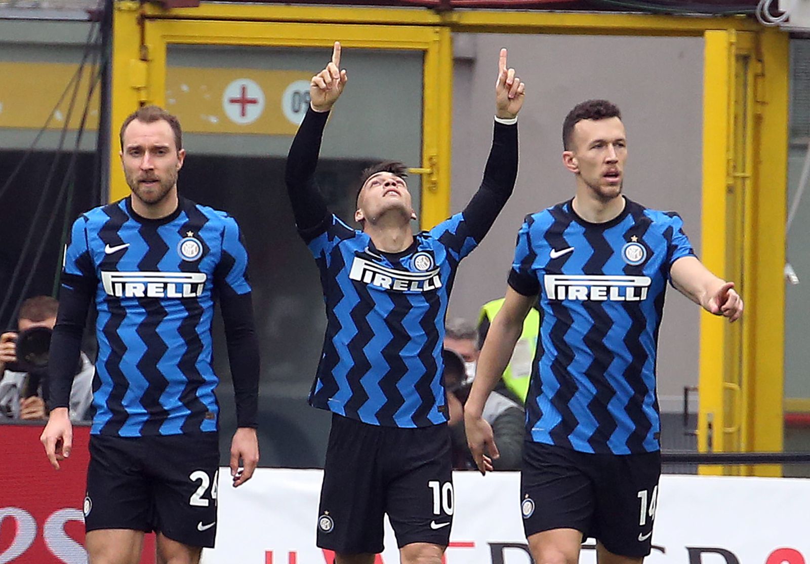 epa09027992 Inter Milan’s Lautaro Martinez (C) celebrates after scoring his team's first goal during the Italian Serie A soccer match between AC Milan and FC Inter at Giuseppe Meazza stadium in Milan, Italy, 21 February 2021.  EPA/MATTEO BAZZI