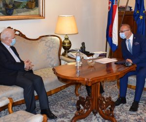Zagreb, 24.2.2021.- Ministar vanjskih i europskih poslova Gordan Grliæ Radman razgovarao je u srijedu s banjaluèkim biskupom Franjom Komaricom o nastojanjima da se na podruèju Banjaluèke biskupije, najtee stradale katolièke biskupije u BiH, osigura ostanak i povratak Hrvata i katolièkih vjernika, priopæio je MVEP. 
foto HINA/ MVEP/ ua