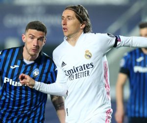 epa09034689 Atalanta's Robin Gosens (L) and Real Madrid's Luka Modric in action during the UEFA Champions League soccer match, round of 16, first leg, Atalanta BC vs Real Madrid at Gewiss Stadium in Bergamo, Italy, 24 February 2021.  EPA/PAOLO MAGNI