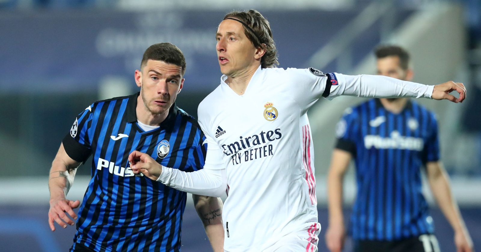 epa09034689 Atalanta's Robin Gosens (L) and Real Madrid's Luka Modric in action during the UEFA Champions League soccer match, round of 16, first leg, Atalanta BC vs Real Madrid at Gewiss Stadium in Bergamo, Italy, 24 February 2021.  EPA/PAOLO MAGNI