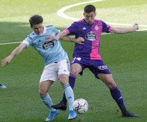epa09042393 Celta Vigo's midfielder Denis Suarez (L) vies for the ball with Valladolid's midfielder Ruben Alcaraz (R) during the Spanish LaLiga soccer match Celta Vigo vs Valladolid at Balaidos Stadium in Vigo, northwestern Spain, 28 February 2021.  EPA/Salvador Sas