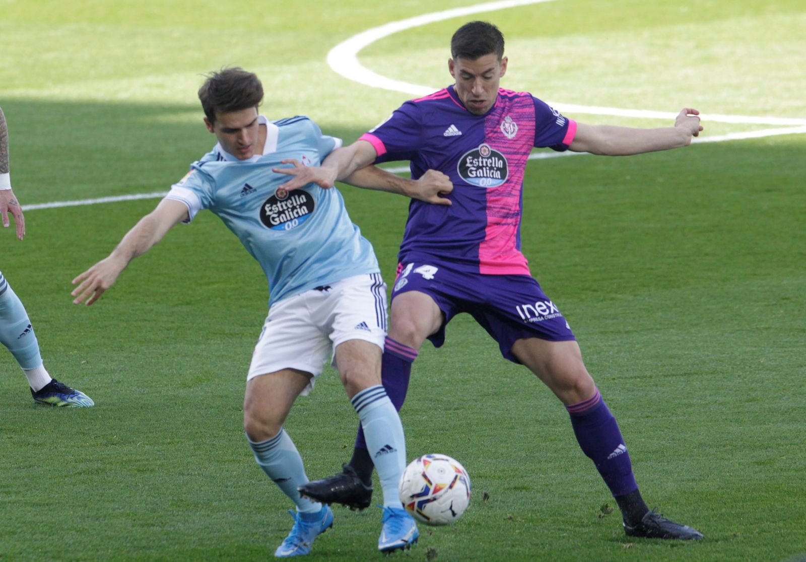 epa09042393 Celta Vigo's midfielder Denis Suarez (L) vies for the ball with Valladolid's midfielder Ruben Alcaraz (R) during the Spanish LaLiga soccer match Celta Vigo vs Valladolid at Balaidos Stadium in Vigo, northwestern Spain, 28 February 2021.  EPA/Salvador Sas