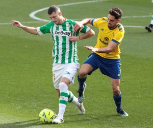 epa09042757 Cadiz CF's Ruben Sobrino (R) in action against Real Betis' Guido Rodriguez during a Spanish LaLiga soccer match between Cadiz CF and Real Betis at Ramon de Carranza stadium in Cadiz, southern Spain, 28 February 2021.  EPA/ROMAN RIOS