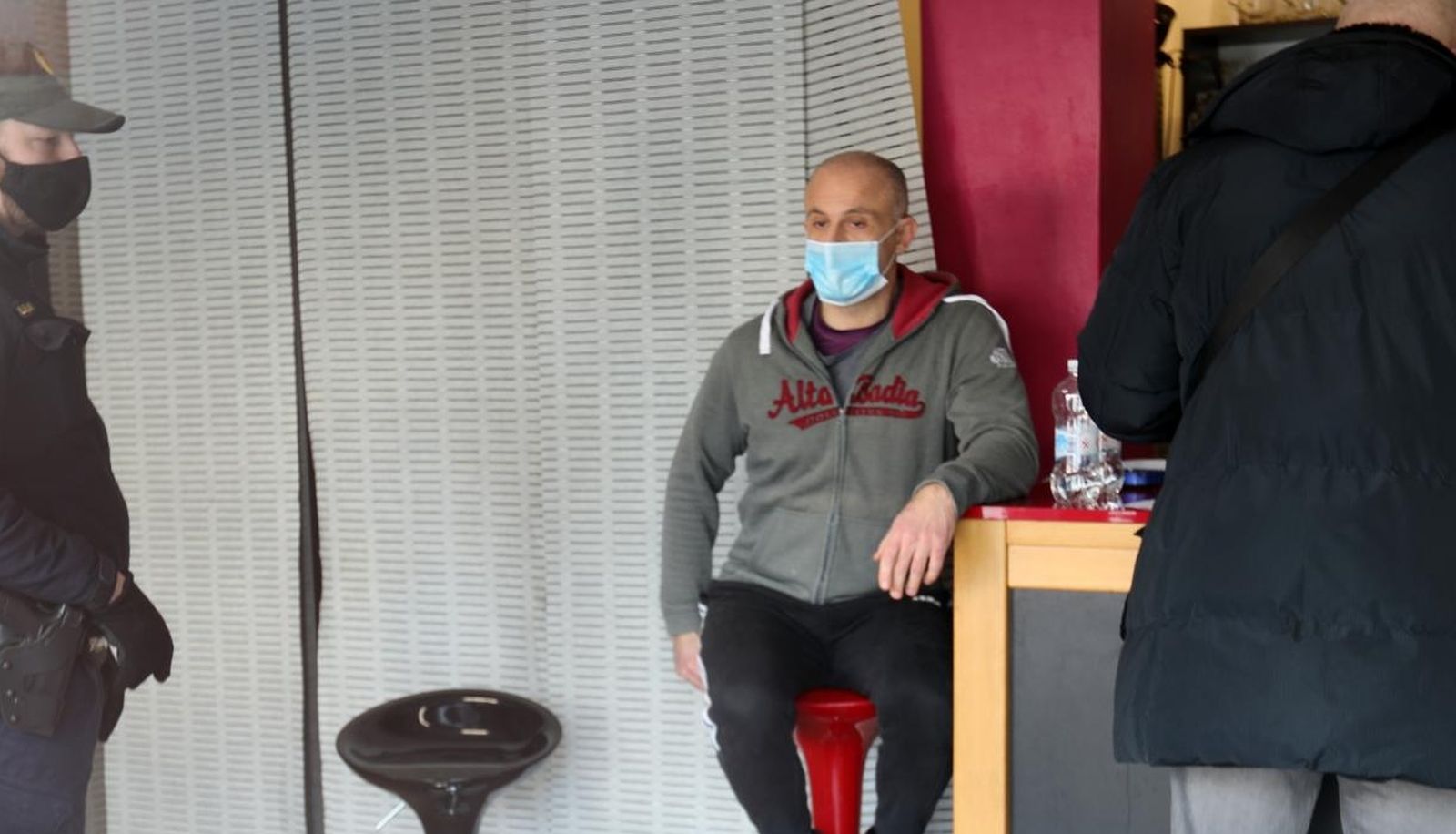 01.02.2021., Zagreb - Andrija Klaric jutros je otvorio vrata svoje teretane Quantum Premium Gym na  Tresnjevci. Nekoliko ljudi doslo je vjezbati nakon cega su stigli policija i inspekcija, a policija je potom odvela vlasnika u postaju. Photo: Robert Anic/PIXSELL