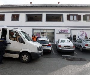 01.02.2021., Zagreb - Andrija Klaric jutros je otvorio vrata svoje teretane Quantum Premium Gym na  Tresnjevci. Nekoliko ljudi doslo je vjezbati nakon cega su stigli policija i inspekcija, a policija je potom odvela vlasnika u postaju. Photo: Robert Anic/PIXSELL