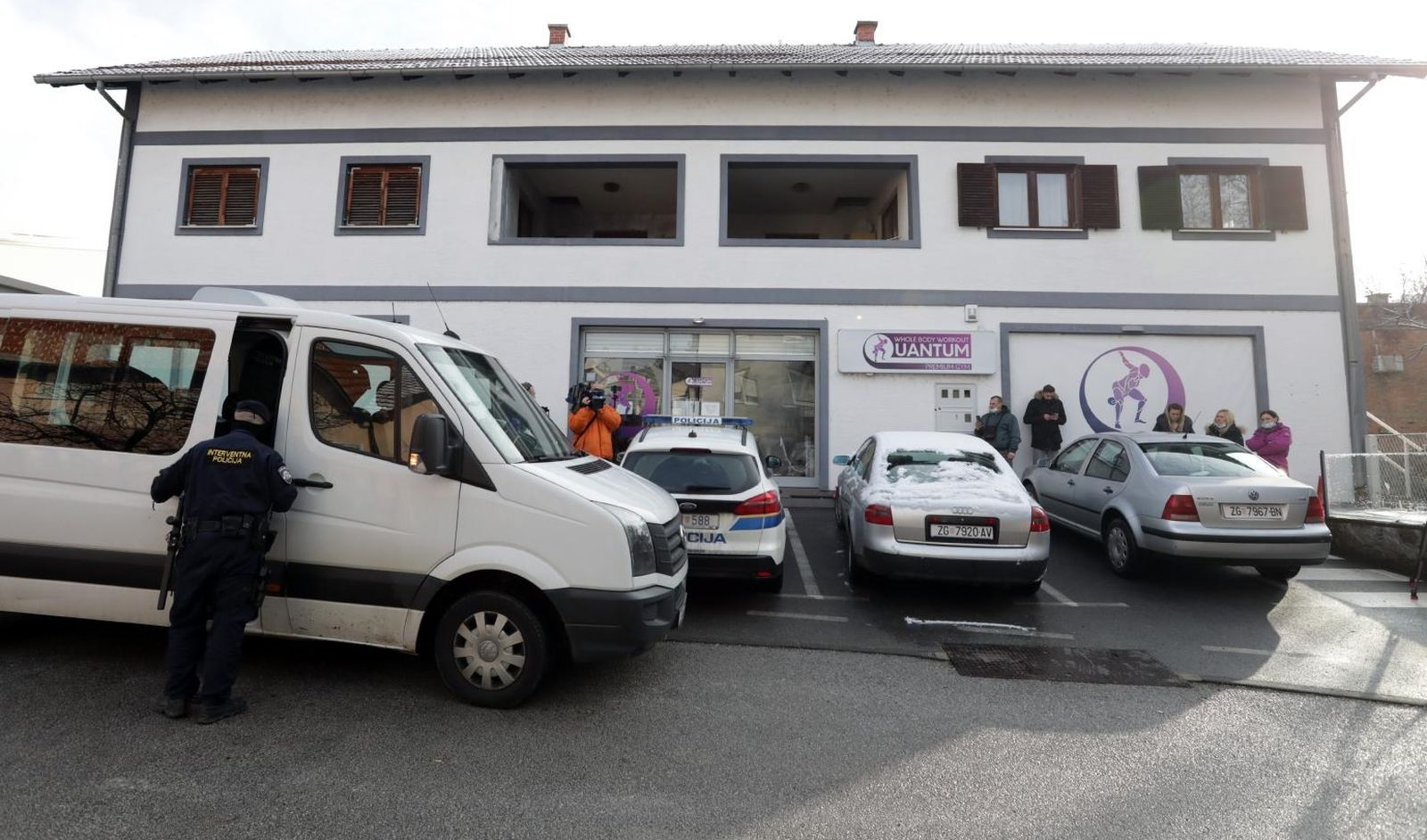 01.02.2021., Zagreb - Andrija Klaric jutros je otvorio vrata svoje teretane Quantum Premium Gym na  Tresnjevci. Nekoliko ljudi doslo je vjezbati nakon cega su stigli policija i inspekcija, a policija je potom odvela vlasnika u postaju. Photo: Robert Anic/PIXSELL