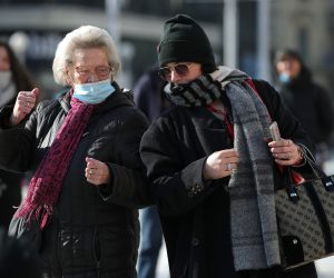 02.01.2021., Zagreb - Srediste grada. Rasplesani Trg bana Josipa Jelacica. Gradska svakodnevica u centru grada za vrijeme pandemije koronavirusa. Na glavnom gradskom trgu danas se plesalo i grlilo kao u dobra stara vremena. Dobro raspolozenje podigao je fenomenalan gitaris El Chandrito, ulicni svirac kojemu gradjani nisu mogli odoljeti pa su neki, iako nepoznati i medjusobom stranci, veselo i zaplesali. Photo: Sanjin Strukic/PIXSELL