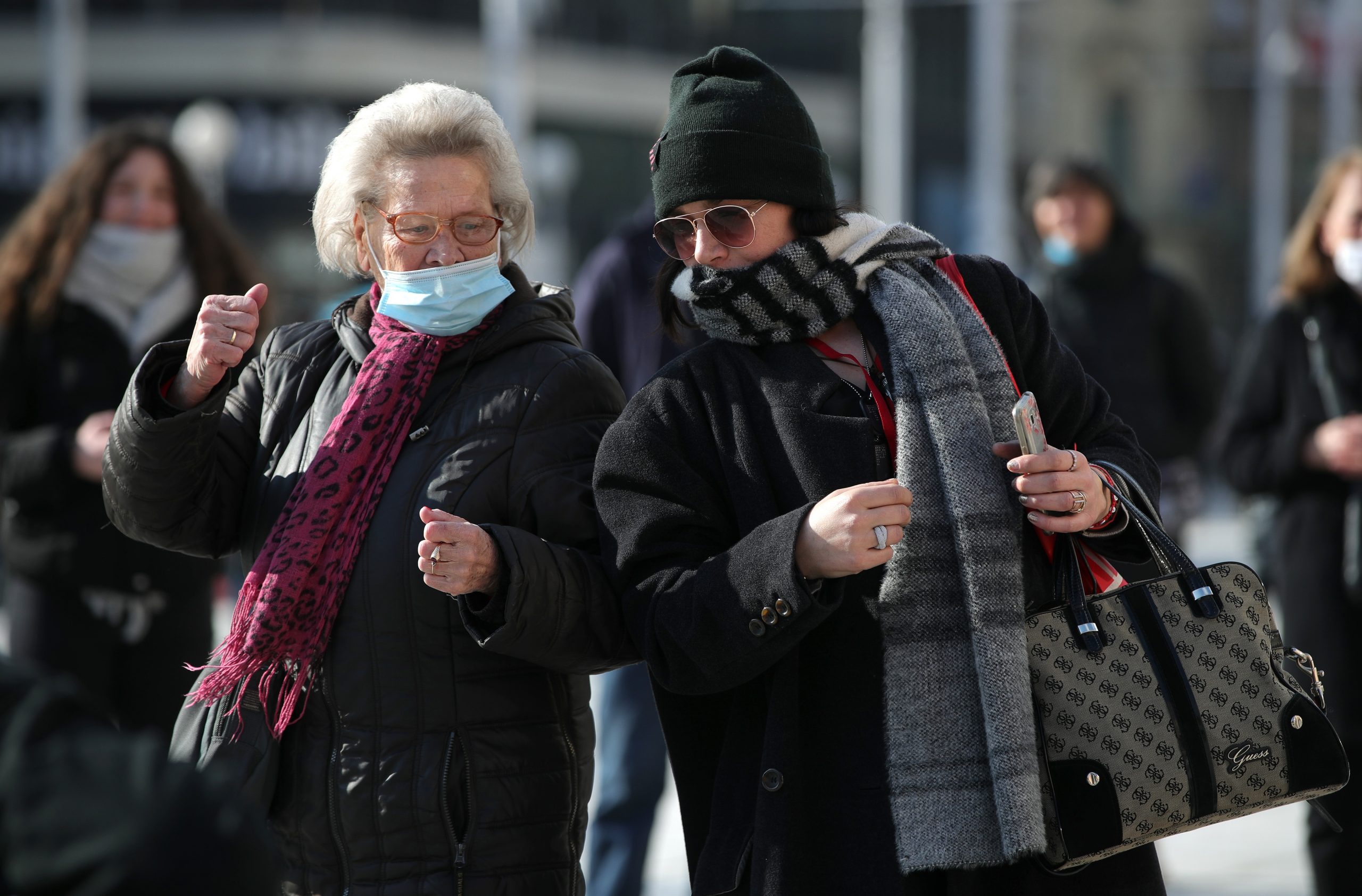 02.01.2021., Zagreb - Srediste grada. Rasplesani Trg bana Josipa Jelacica. Gradska svakodnevica u centru grada za vrijeme pandemije koronavirusa. Na glavnom gradskom trgu danas se plesalo i grlilo kao u dobra stara vremena. Dobro raspolozenje podigao je fenomenalan gitaris El Chandrito, ulicni svirac kojemu gradjani nisu mogli odoljeti pa su neki, iako nepoznati i medjusobom stranci, veselo i zaplesali. Photo: Sanjin Strukic/PIXSELL