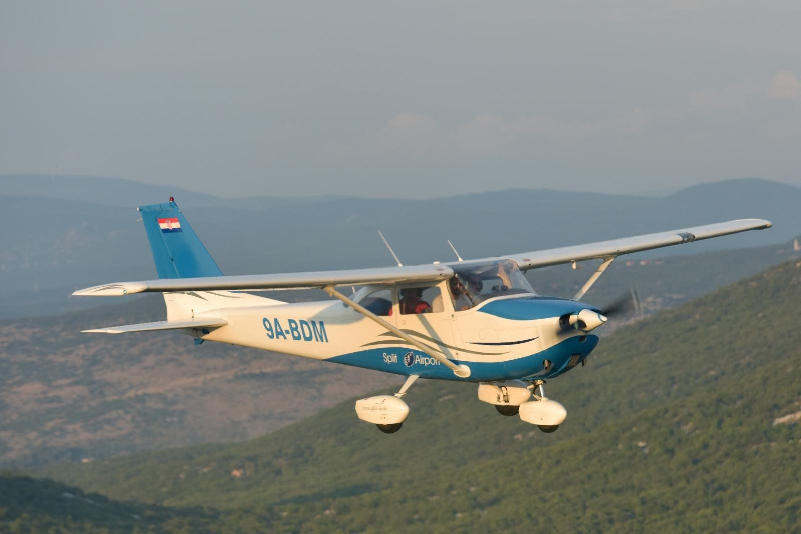 31.07.2018., Split - Zrakoplov Cessna 172 u letu. 
Photo: Dino Stanin/PIXSELL
