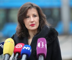 02.02.2021., Zagreb - Supredsjednica Centra i saborska zastupnica Dalija Oreskovic na konferenciji za medije na Trgu bana Josipa Jelacica govorila je o diskriminaciji dijela poduzetnika koje Vlada tretira kao gradjane drugog reda. Na konferenciji su predlozena rjesenja kako bi nakon krize izazvane koronavirusom poduzetnici mogli nastaviti s poslovanjem. Photo: Sanjin Strukic/PIXSELL