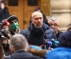 02.02.2021., Sarajevo, Bosna i Hercegovina - Obitelj Dzenana Memica i oni koji je podrzavaju okupili su se danas ispred Tuzilastva Kantona Sarajevo, gdje su predali zahtjev za smjenu glavne tuziteljice Sabine Sarajlije. Ifet Feraget
Photo: Armin Durgut/PIXSELL