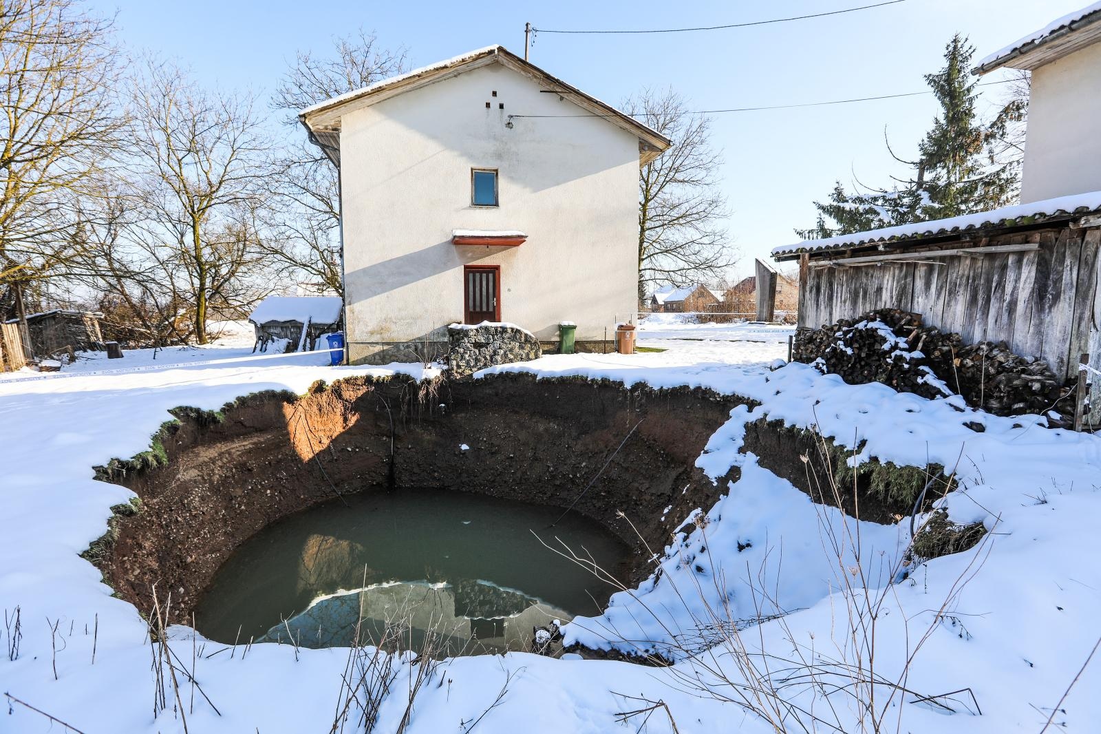 02.02.2021., Petrinja - Na podrucju sela Mecencani u potresom tesko pogodjenoj Sisacko-moslavackoj zupaniji pojavile su se rupe koje predstavljaju opasnost za tamosnje stanovnistvo. U zadnjih dvadeset i cetri sata pojavile su nove pukotine i rupe tako da ih je do sada preko sedamdeset. Najveca rupa  u promjeru ima preko 25 metara, koja zabrinjava i Iliju Blatincica mjestanina Mecencana cija je kuca u neposrednoj blizini. 

Photo: Robert Anic/PIXSELL