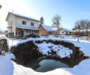 02.02.2021., Petrinja - Na podrucju sela Mecencani u potresom tesko pogodjenoj Sisacko-moslavackoj zupaniji pojavile su se rupe koje predstavljaju opasnost za tamosnje stanovnistvo. U zadnjih dvadeset i cetri sata pojavile su nove pukotine i rupe tako da ih je do sada preko sedamdeset. Najveca rupa  u promjeru ima preko 25 metara, koja zabrinjava i Iliju Blatincica mjestanina Mecencana cija je kuca u neposrednoj blizini. 

Photo: Robert Anic/PIXSELL