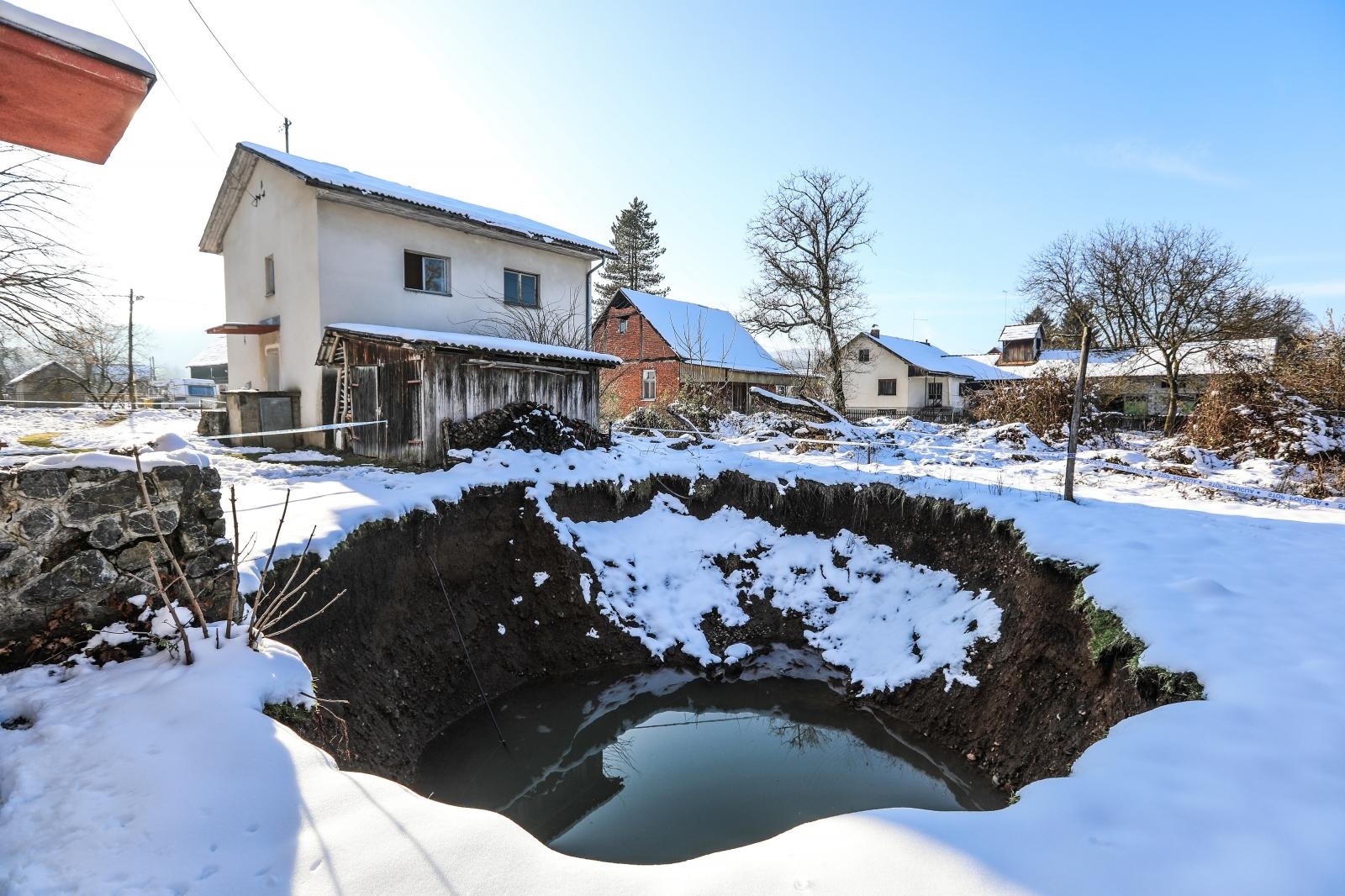 02.02.2021., Petrinja - Na podrucju sela Mecencani u potresom tesko pogodjenoj Sisacko-moslavackoj zupaniji pojavile su se rupe koje predstavljaju opasnost za tamosnje stanovnistvo. U zadnjih dvadeset i cetri sata pojavile su nove pukotine i rupe tako da ih je do sada preko sedamdeset. Najveca rupa  u promjeru ima preko 25 metara, koja zabrinjava i Iliju Blatincica mjestanina Mecencana cija je kuca u neposrednoj blizini. 

Photo: Robert Anic/PIXSELL