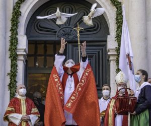 02.02.2021., Crkva svetog Vlaha, Dubrovnik - Uz dvjestotinjak okupljenih Dubrovcana otvorena je 1049. Festa svetog Vlaha. Zbog epidemioloskih razloga, ove se godine proslavlja uz odredjena ogranicenja, dok svi izravni sudionici moraju nositi zastitne maske. 
Photo: Grgo Jelavic/PIXSELL