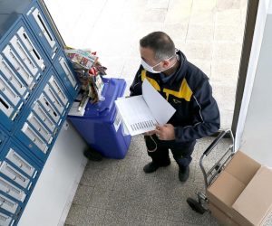 02.04.2020., Zagreb - Vrijedni djelatnici Hrvatske poste svakodnevno kao i u svako drugo vrijeme obilaze sve dijelove grada. Zbog koronavirusa postari imaju jos vise posla, jer su uz sve posiljke koje i inace idu sada ponovno dobili i podjelu mirovina za one koji ne mogu ili ne zele otici do banke. Photo: Patrik Macek/PIXSELL
