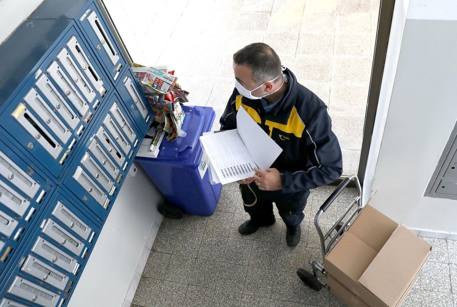 02.04.2020., Zagreb - Vrijedni djelatnici Hrvatske poste svakodnevno kao i u svako drugo vrijeme obilaze sve dijelove grada. Zbog koronavirusa postari imaju jos vise posla, jer su uz sve posiljke koje i inace idu sada ponovno dobili i podjelu mirovina za one koji ne mogu ili ne zele otici do banke. Photo: Patrik Macek/PIXSELL
