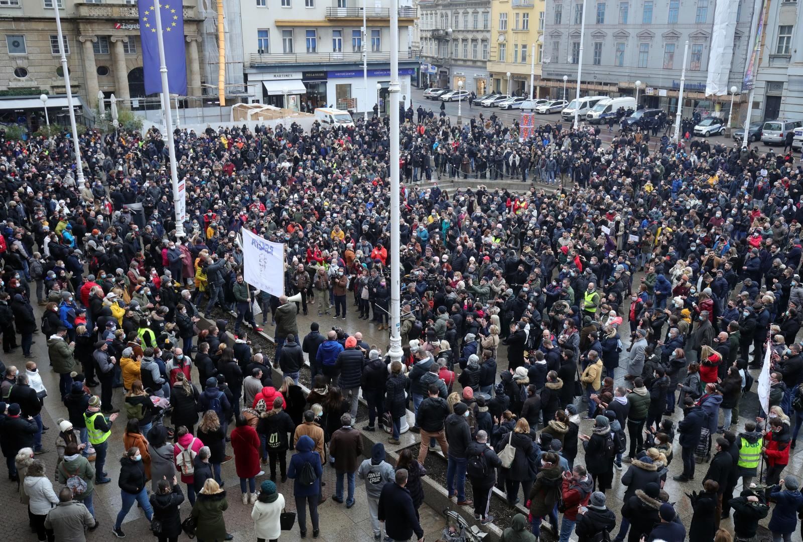 03.02.2021., Zagreb - U organizaciji Udruge Glas poduzetnika na Trgu bana Josipa Jelacica odrzan je prosvjed "zbog neadekvatnih ekonomskih mjera i diskriminatornih odluka prema dijelu poduzetnika". Photo: Sanjin Strukic/PIXSELL
