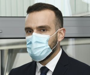 03.02.2021., Sisak - Sastanak na temu "Program malih potpora i ostale gospodarske mjere" s predstavnicima Zupanijske komore Sisak, Obrtnicke komore i jedinica lokalne samouprave s podrucja Sisacko-moslavacke zupanije. Ministar rada, mirovinskoga sustava, obitelji i socijalne politike Josip Aladrovic Photo: Nikola Cutuk/PIXSELL