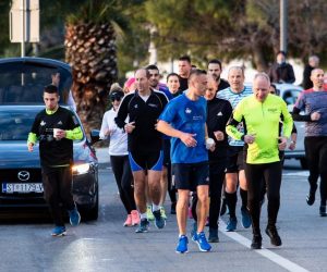 04.02.2021., Split - Gradonacenlik grada Splita Andro Krstulovic Opara pridruzio se splitskom trkacu na duge staze Kristijanu Sindiku koji je danas krenuo u jedinstveni pothvat, u sedam dana planira istrcati udaljenost od Splita do Tivta, ciji ekvivalent iznosi jedan maraton dnevno i sve to za plemeniti cilj skupljanja sredstva za odjel Djecje onkologije KBC Split.
Kristijan Sindik, Andro Krstulovic Opara
Photo: Milan Sabic/PIXSELL