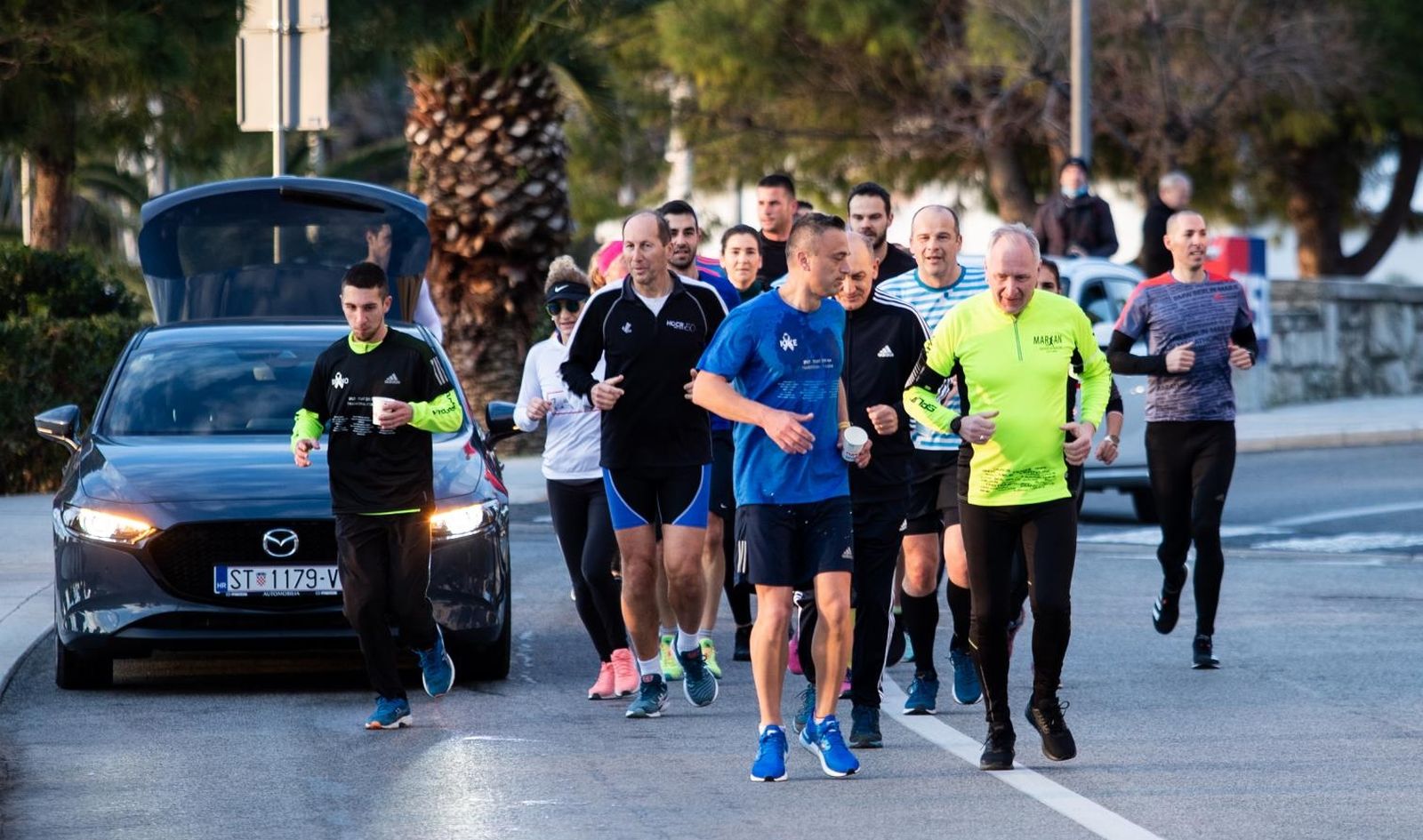 04.02.2021., Split - Gradonacenlik grada Splita Andro Krstulovic Opara pridruzio se splitskom trkacu na duge staze Kristijanu Sindiku koji je danas krenuo u jedinstveni pothvat, u sedam dana planira istrcati udaljenost od Splita do Tivta, ciji ekvivalent iznosi jedan maraton dnevno i sve to za plemeniti cilj skupljanja sredstva za odjel Djecje onkologije KBC Split.
Kristijan Sindik, Andro Krstulovic Opara
Photo: Milan Sabic/PIXSELL